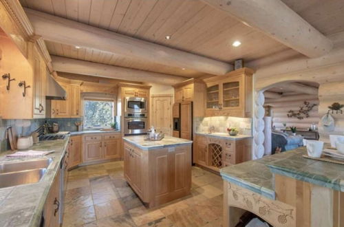 Photo 18 - Penticton Lodge by Avantstay Log Cabin Home w/ Incredible Views, Large Patio & Hot Tub