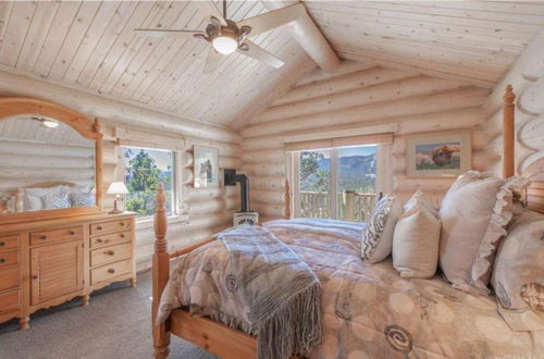 Foto 4 - Penticton Lodge by Avantstay Log Cabin Home w/ Incredible Views, Large Patio & Hot Tub