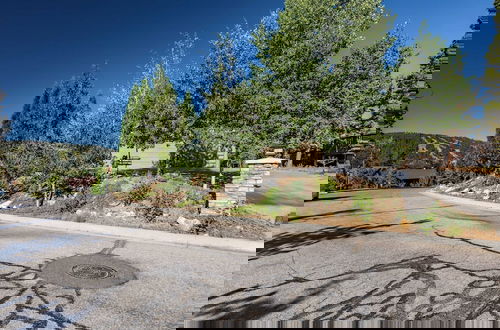 Foto 59 - Hot Tub, Game Room, Large Deck w/ Incredible View Penticton Lodge by Avantstay