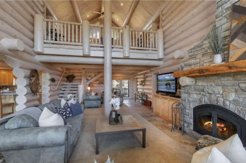 Photo 8 - Penticton Lodge by Avantstay Log Cabin Home w/ Incredible Views, Large Patio & Hot Tub