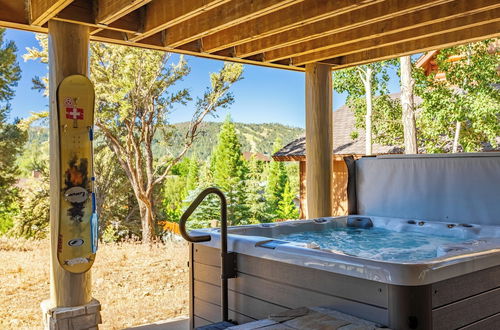 Foto 20 - Penticton Lodge by Avantstay Log Cabin Home w/ Incredible Views, Large Patio & Hot Tub