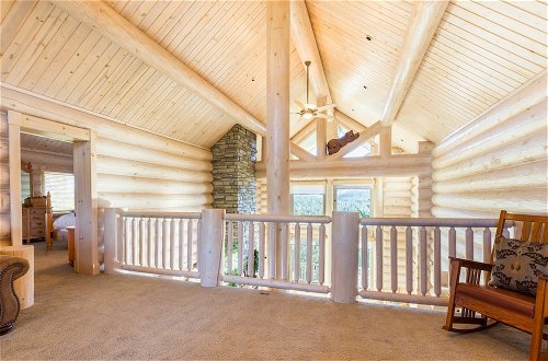 Photo 10 - Penticton Lodge by Avantstay Log Cabin Home w/ Incredible Views, Large Patio & Hot Tub