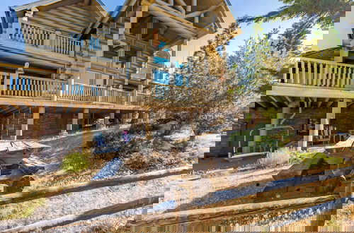 Foto 53 - Hot Tub, Game Room, Large Deck w/ Incredible View Penticton Lodge by Avantstay