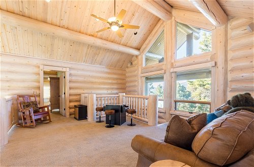 Foto 6 - Penticton Lodge by Avantstay Log Cabin Home w/ Incredible Views, Large Patio & Hot Tub