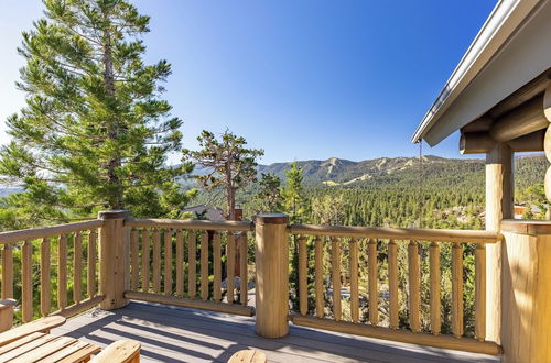 Foto 43 - Penticton Lodge by Avantstay Log Cabin Home w/ Incredible Views, Large Patio & Hot Tub