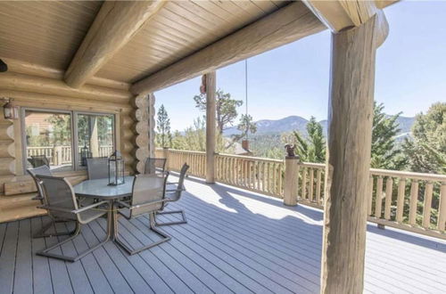 Photo 5 - Penticton Lodge by Avantstay Log Cabin Home w/ Incredible Views, Large Patio & Hot Tub