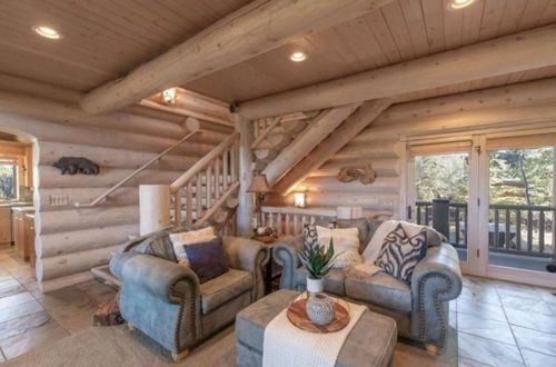 Foto 36 - Penticton Lodge by Avantstay Log Cabin Home w/ Incredible Views, Large Patio & Hot Tub