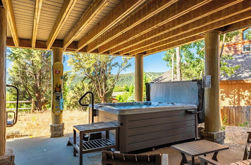 Foto 44 - Penticton Lodge by Avantstay Log Cabin Home w/ Incredible Views, Large Patio & Hot Tub