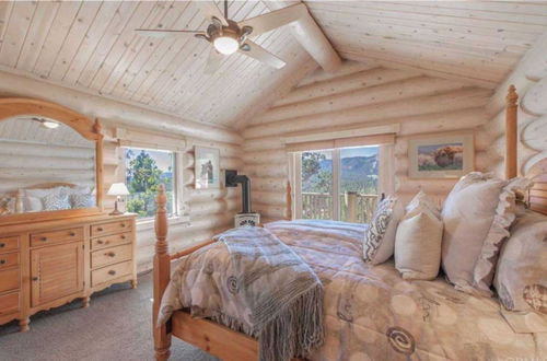 Photo 2 - Penticton Lodge by Avantstay Log Cabin Home w/ Incredible Views, Large Patio & Hot Tub