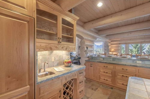 Foto 21 - Penticton Lodge by Avantstay Log Cabin Home w/ Incredible Views, Large Patio & Hot Tub