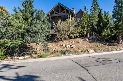 Foto 55 - Penticton Lodge by Avantstay Log Cabin Home w/ Incredible Views, Large Patio & Hot Tub