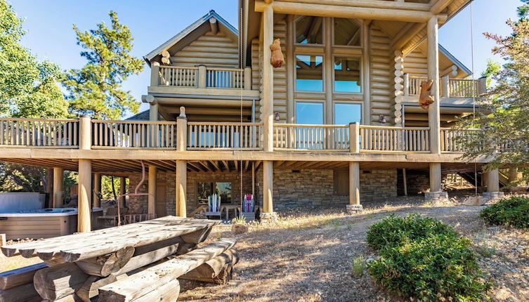 Foto 1 - Penticton Lodge by Avantstay Log Cabin Home w/ Incredible Views, Large Patio & Hot Tub