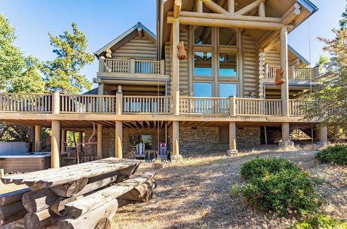 Foto 1 - Penticton Lodge by Avantstay Log Cabin Home w/ Incredible Views, Large Patio & Hot Tub