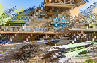 Foto 2 - Hot Tub, Game Room, Large Deck w/ Incredible View Penticton Lodge by Avantstay