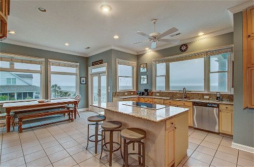 Foto 5 - 502 Ocean Blvd by Avantstay Beach Front Home w/ Pool & Ocean Views