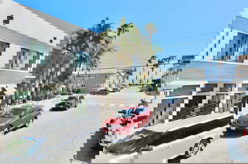 Foto 1 - New Beach & Bay Retreat Full of Amenities!