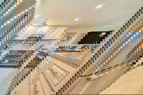 Foto 3 - Beachfront Condo: Sunset Views & Pool Access