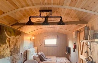 Foto 2 - Cute and Cosy Shepard hut With Wood Fuel hot tub