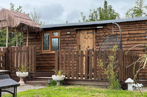 Foto 14 - Cute and Cosy Shepard hut With Wood Fuel hot tub