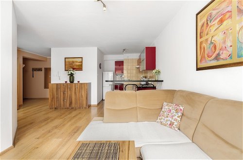 Photo 12 - Bright & Comfy Apartment by Renters