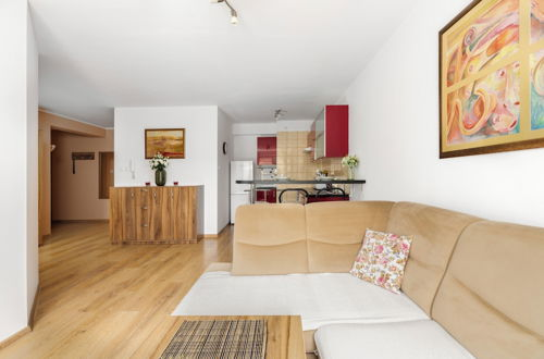 Photo 12 - Bright & Comfy Apartment by Renters