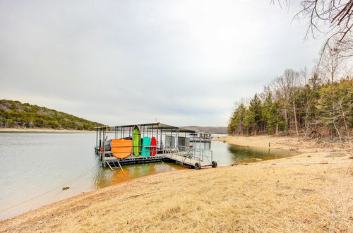 Foto 2 - Secluded Beaver Lake Cabin w/ Private Dock