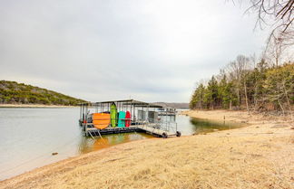 Foto 2 - Secluded Beaver Lake Cabin w/ Private Dock