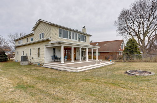 Foto 16 - Spacious Lakefront House w/ Backyard Fire Pit