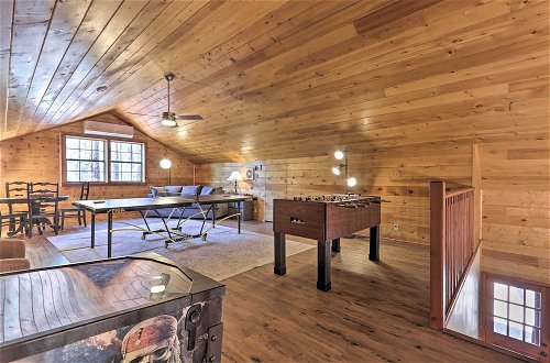 Foto 19 - Modern Pine Cabin w/ Game Room, Deck & Fire Pit
