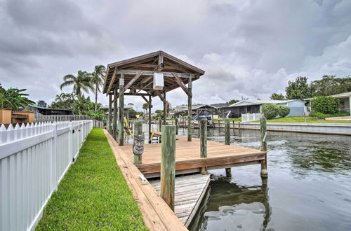 Foto 5 - Sunny Canalfront Getaway, 8 Mi to Cocoa Beach