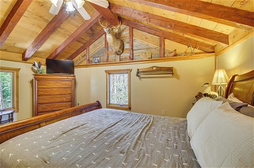 Foto 5 - Rustic Searsport Cabin: Loft + Sunroom on 10 Acres