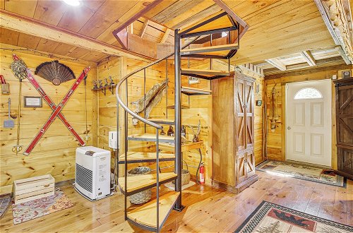Foto 11 - Rustic Searsport Cabin: Loft + Sunroom on 10 Acres
