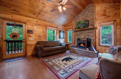 Photo 8 - Ricks Retreat-log Cabin Near Blue Ridge hot tub