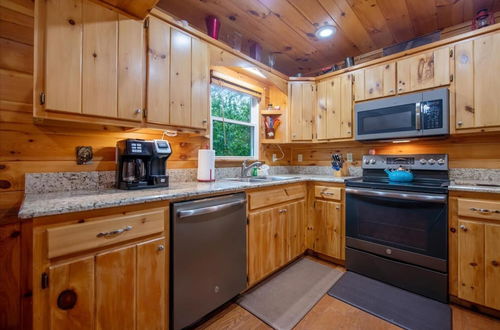 Photo 11 - Ricks Retreat-log Cabin Near Blue Ridge hot tub