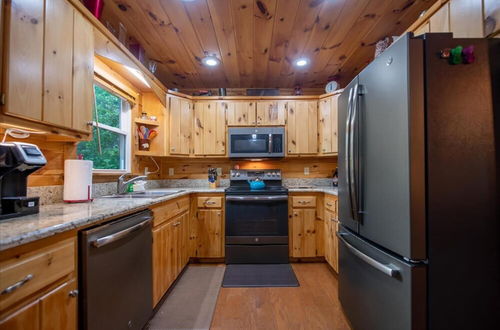 Photo 3 - Ricks Retreat-log Cabin Near Blue Ridge hot tub