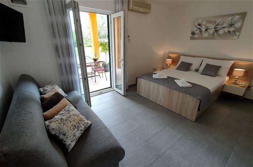 Photo 4 - A3 Beachfront apt With big Terrace and sea View