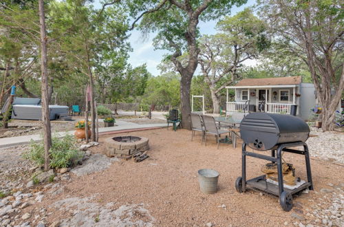 Foto 21 - Charming Canyon Lake Cottage w/ Pool & BBQ Pit