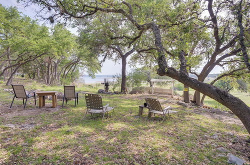 Foto 6 - Charming Canyon Lake Cottage w/ Pool & BBQ Pit