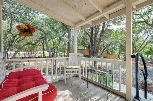 Foto 14 - Charming Canyon Lake Cottage w/ Pool & BBQ Pit