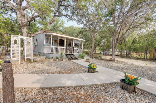 Foto 11 - Charming Canyon Lake Cottage w/ Pool & BBQ Pit