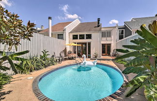 Foto 1 - Charming Montrose Townhome With Private Pool