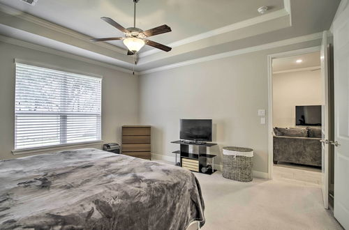 Photo 17 - Modern Houston Townhome Near The Woodlands