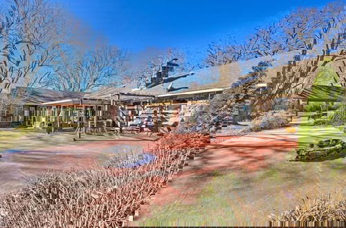 Foto 40 - Stunning Rogers Villa w/ Pond ~ 7 Mi to Lake