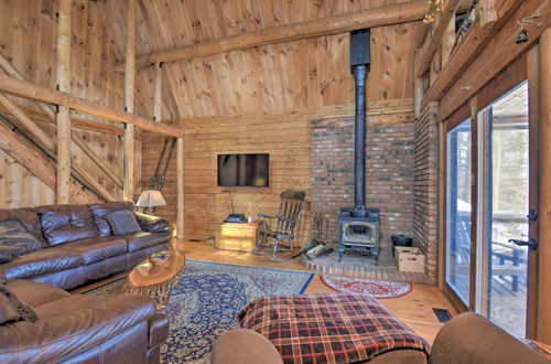 Photo 8 - Rustic Madison 'treehouse' Cabin With Game Room