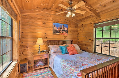 Foto 2 - Quaint Log Cabin w/ Views Near West Jefferson