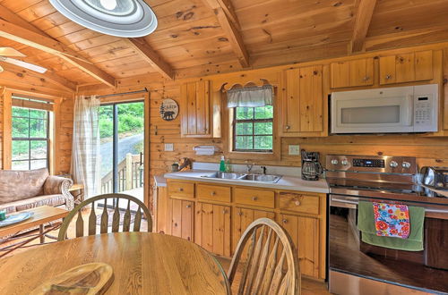 Foto 7 - Quaint Log Cabin w/ Views Near West Jefferson