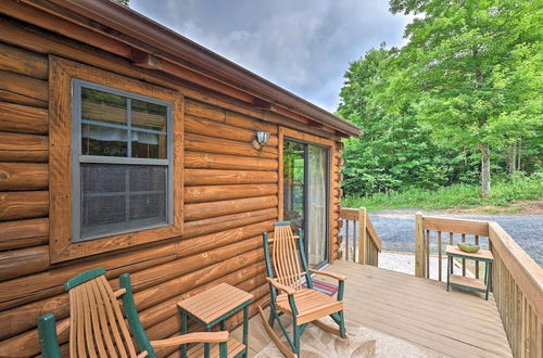 Foto 12 - Quaint Log Cabin w/ Views Near West Jefferson