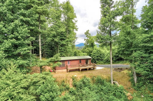 Foto 11 - Quaint Log Cabin w/ Views Near West Jefferson