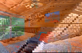 Foto 3 - Quaint Log Cabin w/ Views Near West Jefferson