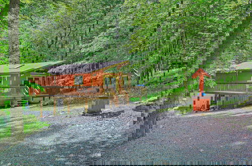 Foto 1 - Walk to Lake & Beach: Pocono Cabin w/ Fire Pit